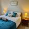 Canada House - Sleeps 6 -3 King or 6 Single Ideal for contractors