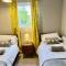Canada House - Sleeps 6 -3 King or 6 Single Ideal for contractors