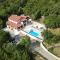 Amazing 4 bedroom villa with Swimming pool and WIFI, family frendly