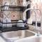 Retreat to a Stylish Flat w/ Balcony + Garden View - Liloan