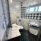 Luxurious 2-Bed Seaside Apartment in Saronida