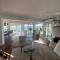 Luxurious 2-Bed Seaside Apartment in Saronida - 萨罗尼扎