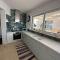 Luxurious 2-Bed Seaside Apartment in Saronida