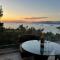 Luxurious 2-Bed Seaside Apartment in Saronida