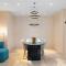 Maison Privee - Glamourous Apt with Sea Views at FIVE Palm - Dubaj