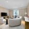 Maison Privee - Glamourous Apt with Sea Views at FIVE Palm - Dubaj