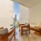 Maison Privee - Glamourous Apt with Sea Views at FIVE Palm - Dubaj