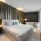 Maison Privee - Glamourous Apt with Sea Views at FIVE Palm - Dubaj