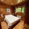 Solid Log Cabin With Private Hot Tub - Oak