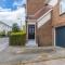 4 Bed City House with Private Garden and Parking
