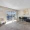 Spacious 2 Bed/2 Bath Condo with Gym and Laundry - ملبورن