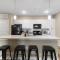 Elegant 3BR/2BA Condo Near Beaches & Attractions - ملبورن