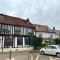 Central Buckingham Apartment #1 with Free Parking, Pool Table, Fast Wifi and Smart TV with Netflix by Yoko Property