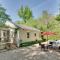 Le Canard Cottage with Porch 10 Mi to Asheville! - Arden
