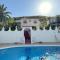 Lovely villa with heated pool and green garden - غانديا