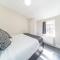 RYAN AIR I BNB - Huge 4 Bedroom House with Free Parking
