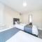 RYAN AIR I BNB - Huge 4 Bedroom House with Free Parking