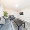 RYAN AIR I BNB - Huge 4 Bedroom House with Free Parking