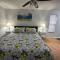 Beautiful House Sleeps 12 - Hot Tub - Breakfast - Walk to Beach