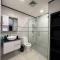 Luxury Condo - pool in Kingston G28