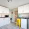 Central MK House with Free Parking, Fast Wifi, and Smart TV with Xbox, Sky TV Packages and Netflix by Yoko Property - Milton Keynes