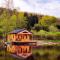 Cabane pilotis sur étang, au lac de Chaumeçon - Saint-Martin-du-Puy
