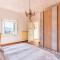 * Farmhouse with views * Walk to everything - بارغا