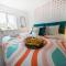 Stylish 3 bed house, large garden, Parking, WiFi - Esho Stays