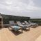 Lightbooking Pueblo Majorero piscina climatizada Jove 10