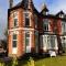 Green Corner Villa - Cosy Luxury in Central Torquay with Free Parking & EV