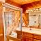 Runway Cabin Retreat With Private Hot Tub!