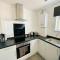 EMERALD LIVING, 4 bedrooms in the heart of Swansea, close to beaches!