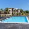 Sun Shine Luxury Villas 2 bedroom Pool & Gym Ocho Rios St Ann