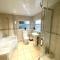 Deluxe Huge Detached House with Parking, sleeps up to 30 people, 2m from Liverpool City Centre