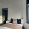 Deluxe Huge Detached House with Parking, sleeps up to 30 people, 2m from Liverpool City Centre