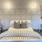 Deluxe Huge Detached House with Parking, sleeps up to 30 people, 2m from Liverpool City Centre
