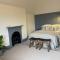 Deluxe Huge Detached House with Parking, sleeps up to 30 people, 2m from Liverpool City Centre