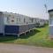 Lovely Caravan With Decking At Coral Beach Park In Lincolnshire Ref 77001c - Ingoldmells