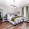 Cozy Family Cottage - Historic Top of The Hill