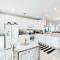 Beautiful Newly Updated Townhome Sleeps 10