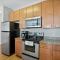 King Beds and Memory Foam Sleeper in Vibrant ATX Apt - أوستن