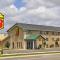 Super 8 by Wyndham Willmar
