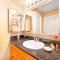 Stylish with Mountain Views, Parking, Steps to Beach