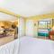 Stylish with Mountain Views, Parking, Steps to Beach
