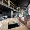 AmazINN Places Penthouse Deluxe, Skyline and Private Rooftop