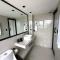 AmazINN Places Penthouse Deluxe, Skyline and Private Rooftop