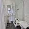 Incredible Private Rooms All with Private Bathrooms in a Fully Serviced House next to City Centre with Free Parking