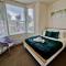 Incredible Private Rooms All with Private Bathrooms in a Fully Serviced House next to City Centre with Free Parking