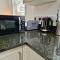 Incredible Private Rooms All with Private Bathrooms in a Fully Serviced House next to City Centre with Free Parking
