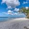 Miles of Private Beach-4BR Beach Access Cottage with SUPs Kyaks-Pets Ok